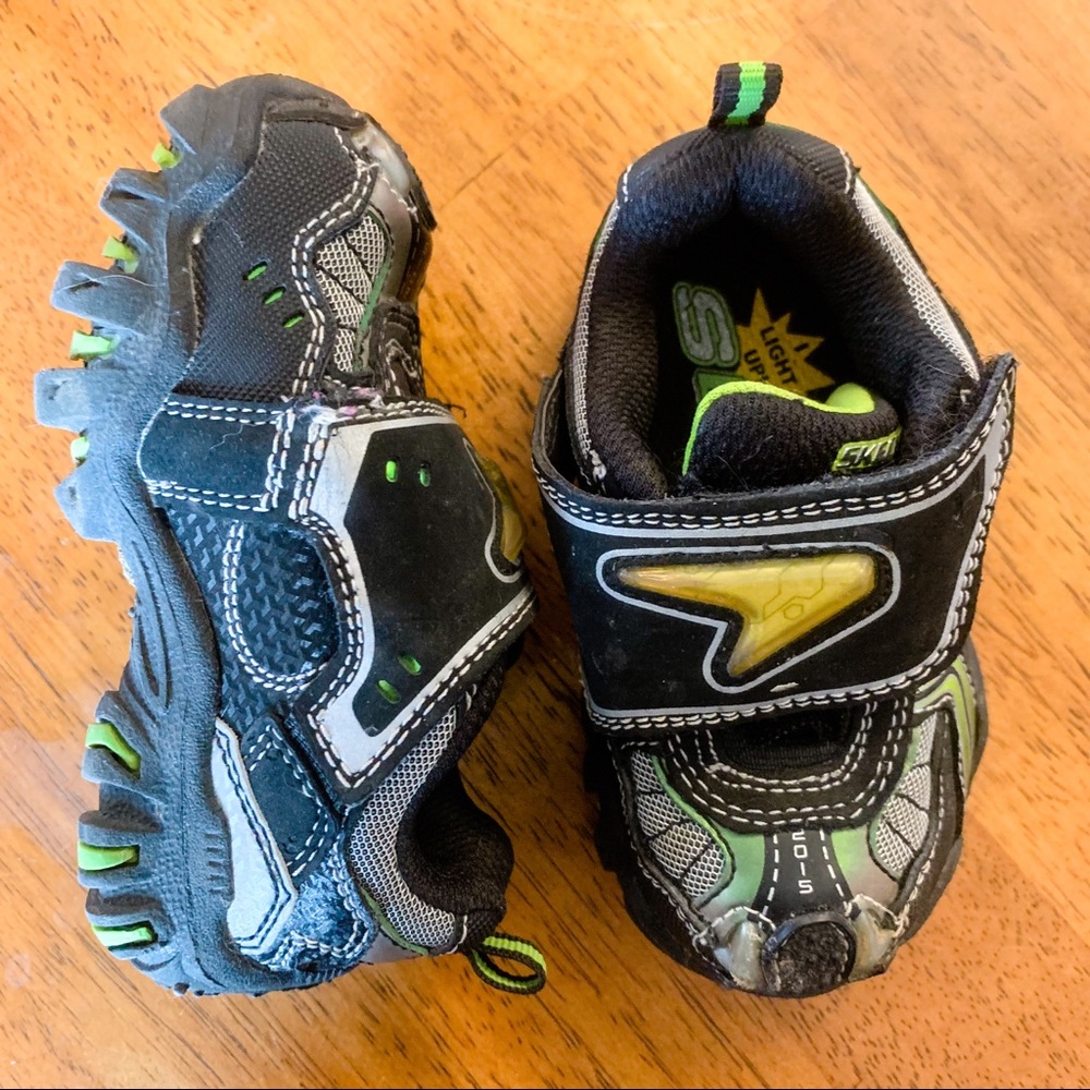 Skechers • Velcro Sneakers